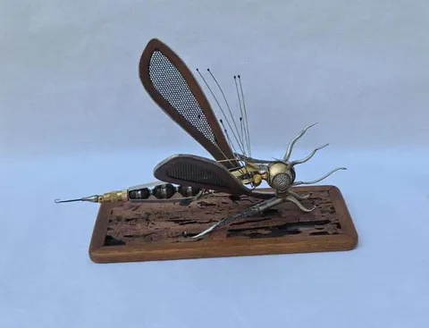 "Böcek" eseri SERKAN ERKOÇ tarafından 2026 yılında 22x37x28 cm ölçülerinde Ahşap-Metal Heykel tekniği ile yapılmıştır.
