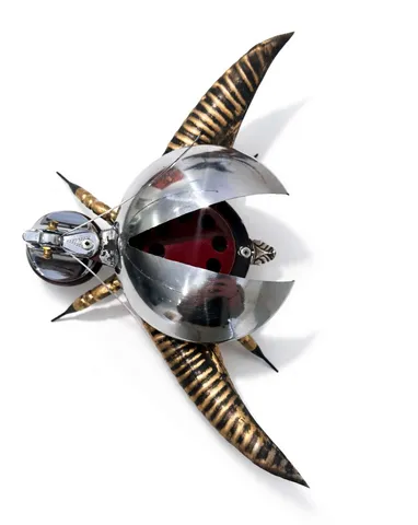 "Böcek" eseri SERKAN ERKOÇ tarafından 2026 yılında 12x15x24 cm ölçülerinde Metal, ahşap heykel tekniği ile yapılmıştır.