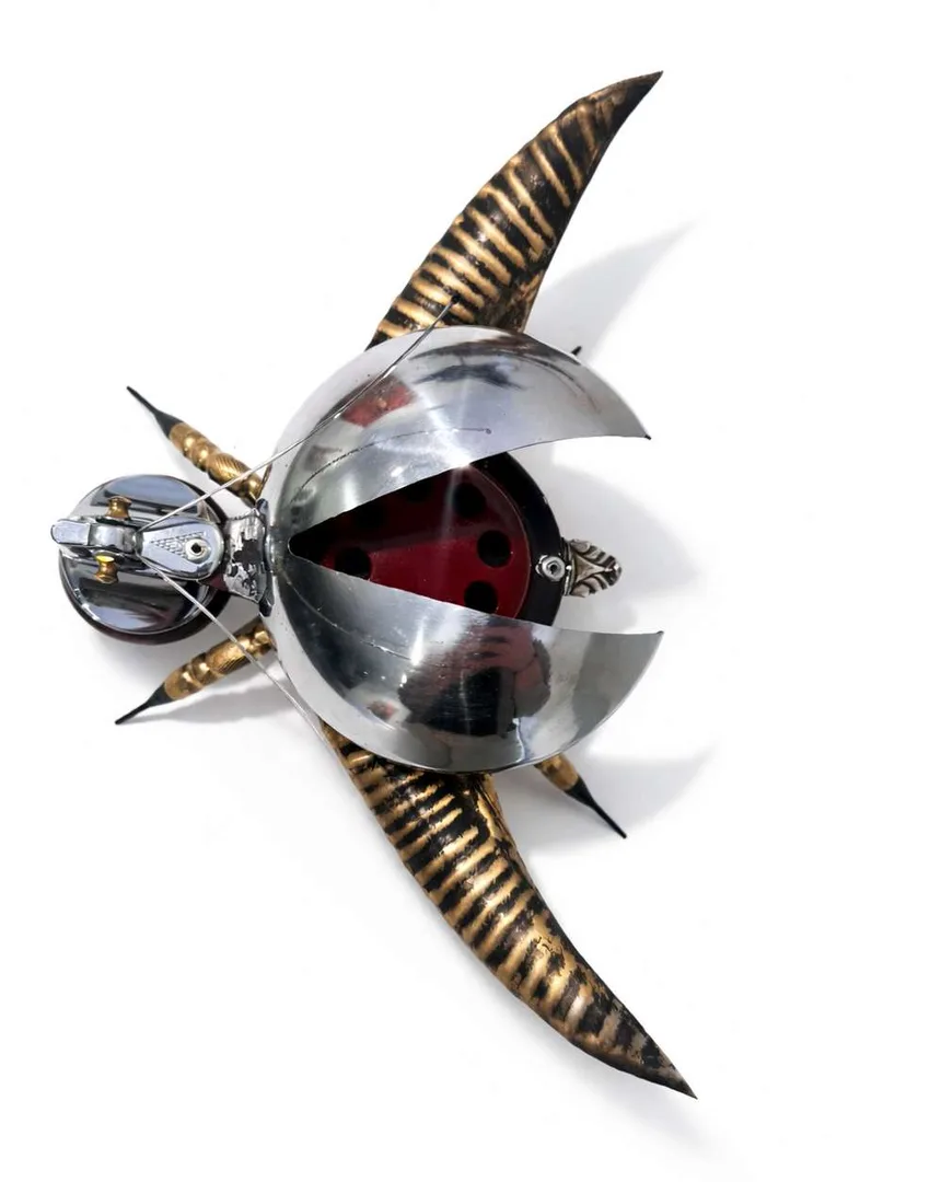yakınlaştır "Böcek" eseri SERKAN ERKOÇ tarafından 2026 yılında 12x15x24 cm ölçülerinde Metal, ahşap heykel tekniği ile yapılmıştır.