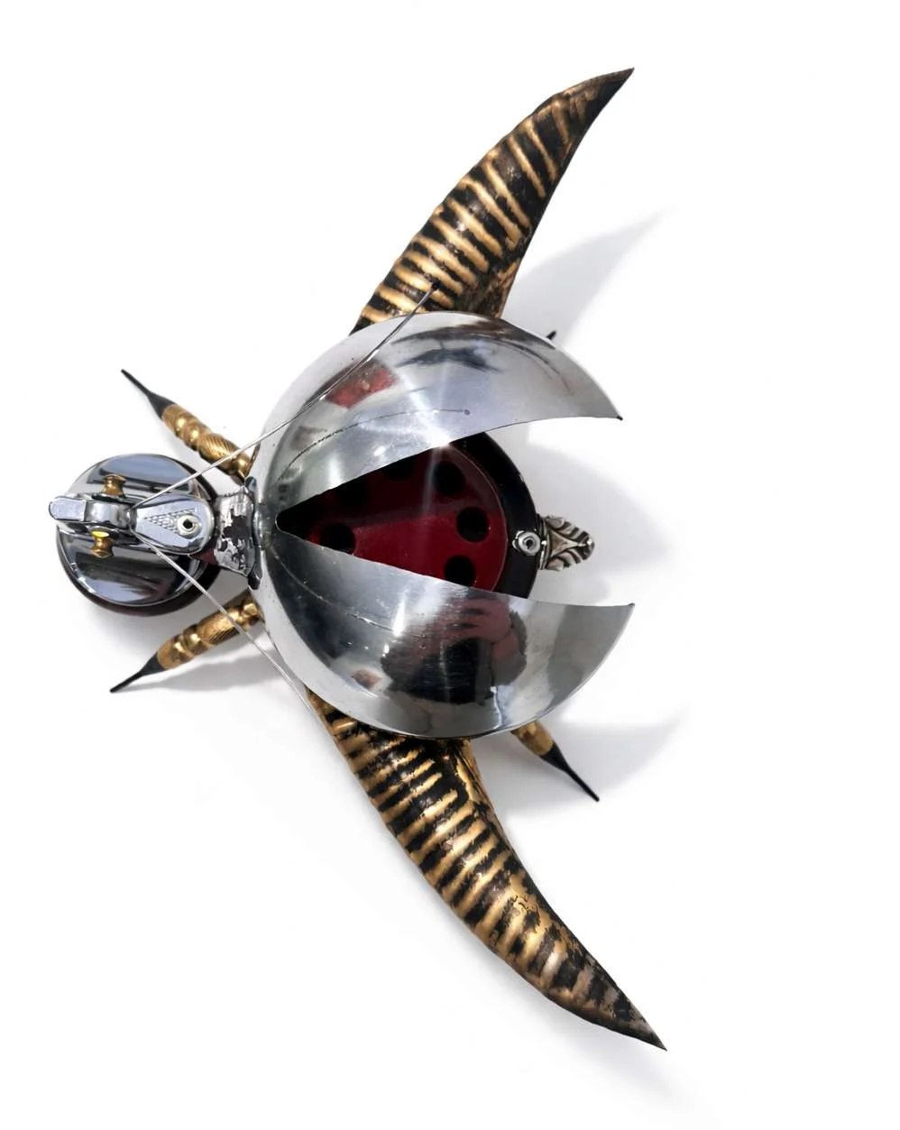 "Böcek" eseri SERKAN ERKOÇ tarafından 2026 yılında 12x15x24 cm ölçülerinde Metal, ahşap heykel tekniği ile yapılmıştır.