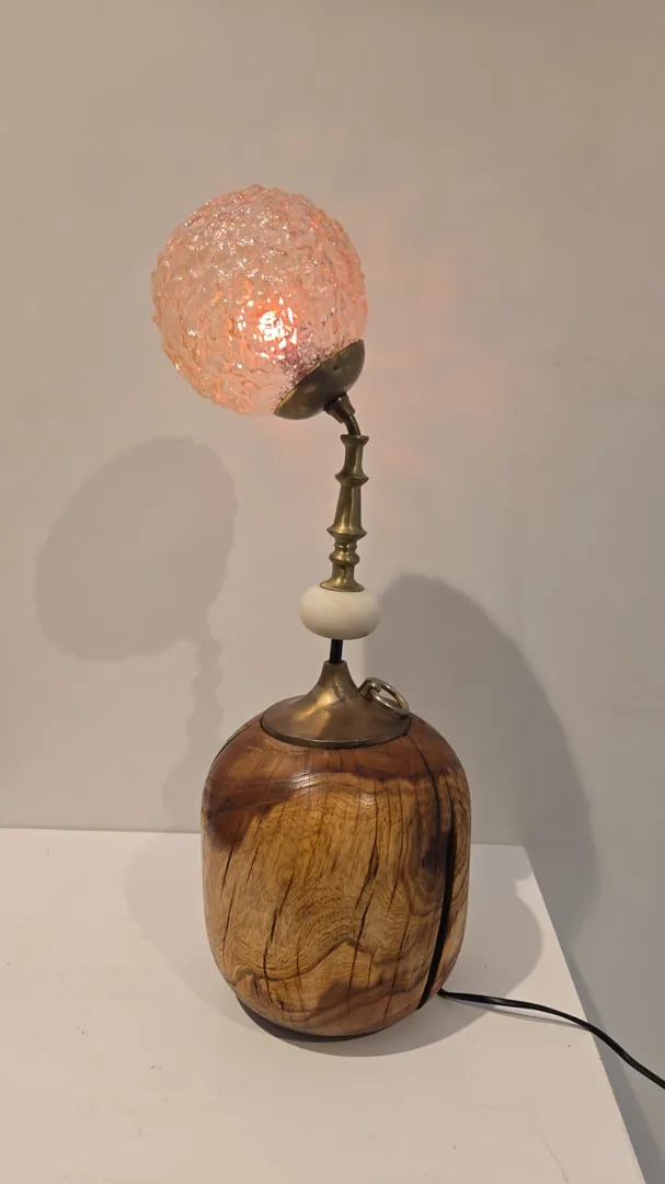 yakınlaştır "Lamba" eseri SERKAN ERKOÇ tarafından 2026 yılında 62x20x20 cm ölçülerinde Metal, ahşap, cam tekniği ile yapılmıştır.