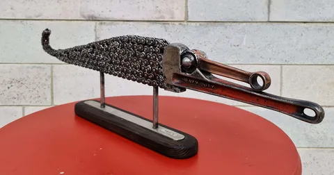 "Timsah" eseri SERKAN ERKOÇ tarafından 2020 yılında Ahşap+Metal tekniği ile yapılmıştır.