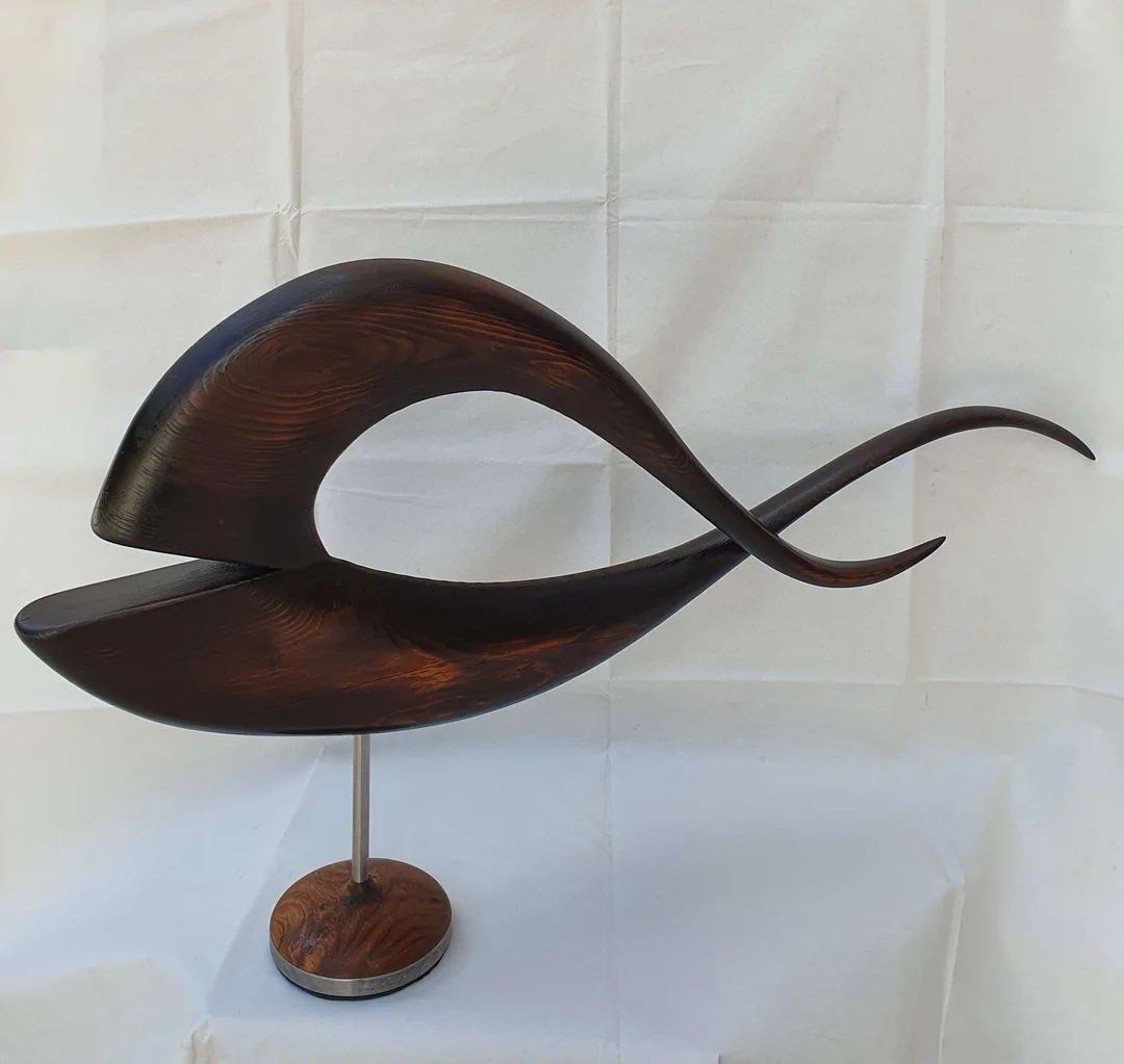 "İsimsiz" eseri SERKAN ERKOÇ tarafından 2023 yılında 54x92x15 cm ölçülerinde Ahşap - Metal tekniği ile yapılmıştır.