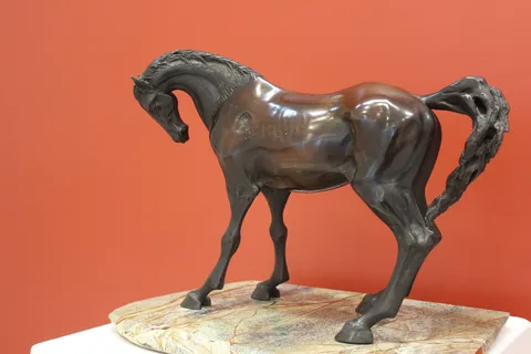 "İsimsiz" eseri SEYFETTİN ŞEKEROV tarafından 2008 yılında 37x50x32 cm ölçülerinde Heykel tekniği ile yapılmıştır.