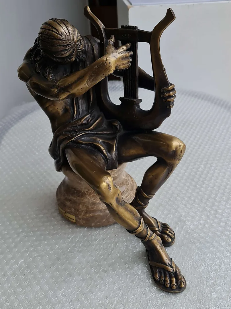 "Orfeus" eseri SEYFETTİN ŞEKEROV tarafından 30x34x17 cm ölçülerinde Bronz Heykel tekniği ile yapılmıştır.