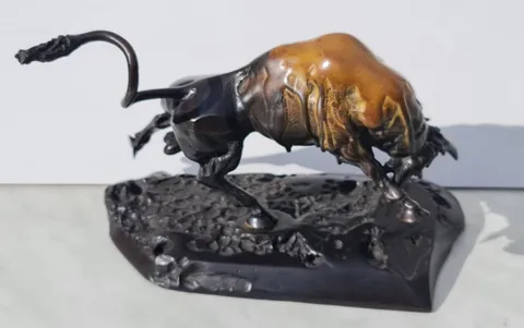 "Boğa" eseri SEYFETTİN ŞEKEROV tarafından Bronz Heykel tekniği ile yapılmıştır.