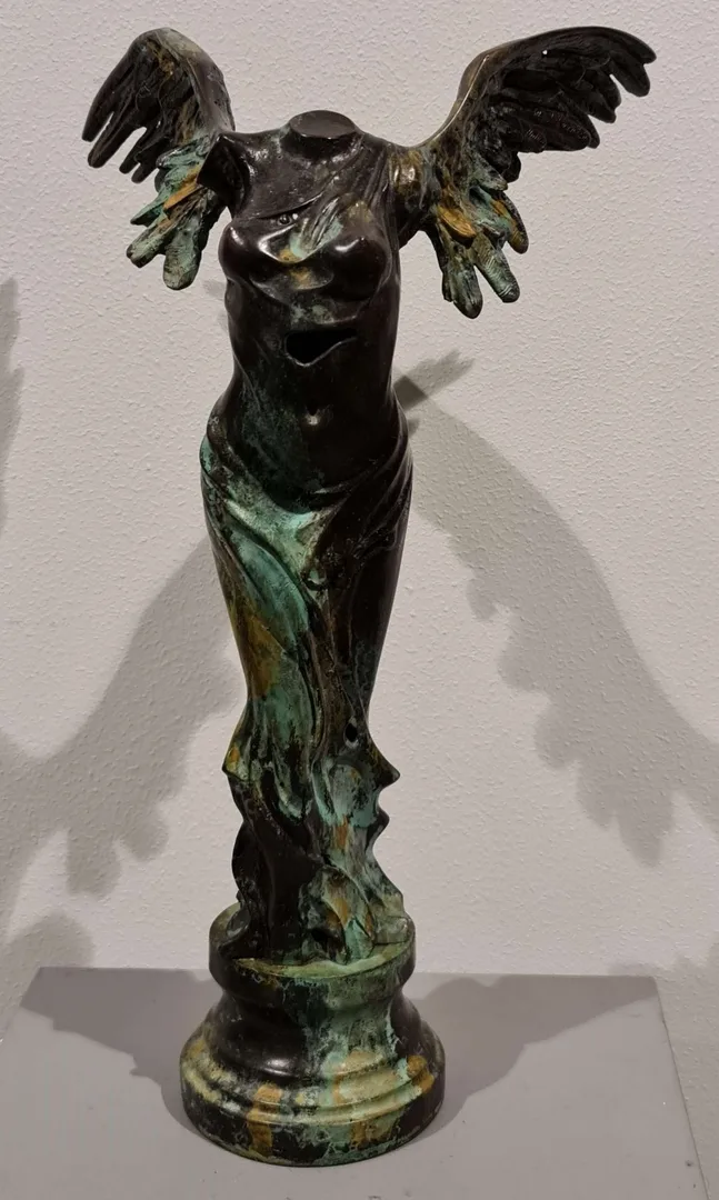 "Nike" eseri SEYFETTİN ŞEKEROV tarafından 37x23x16 cm ölçülerinde Bronz Heykel tekniği ile yapılmıştır.