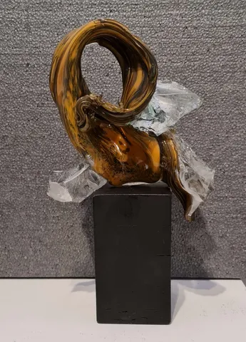 "Fırtına Öncesi" eseri TAHA BAYDAR tarafından 2024 yılında 38x22x12 cm ölçülerinde Sıcak Cam Şekillendirme tekniği ile yapılmıştır.