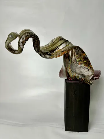 TAHA BAYDAR — “Fırtına Öncesi-4”, 2024 "Fırtına Öncesi-4" eseri TAHA BAYDAR tarafından 2024 yılında 37x45x18 cm ölçülerinde Sıcak Cam Şekillendirme tekniği ile yapılmıştır.