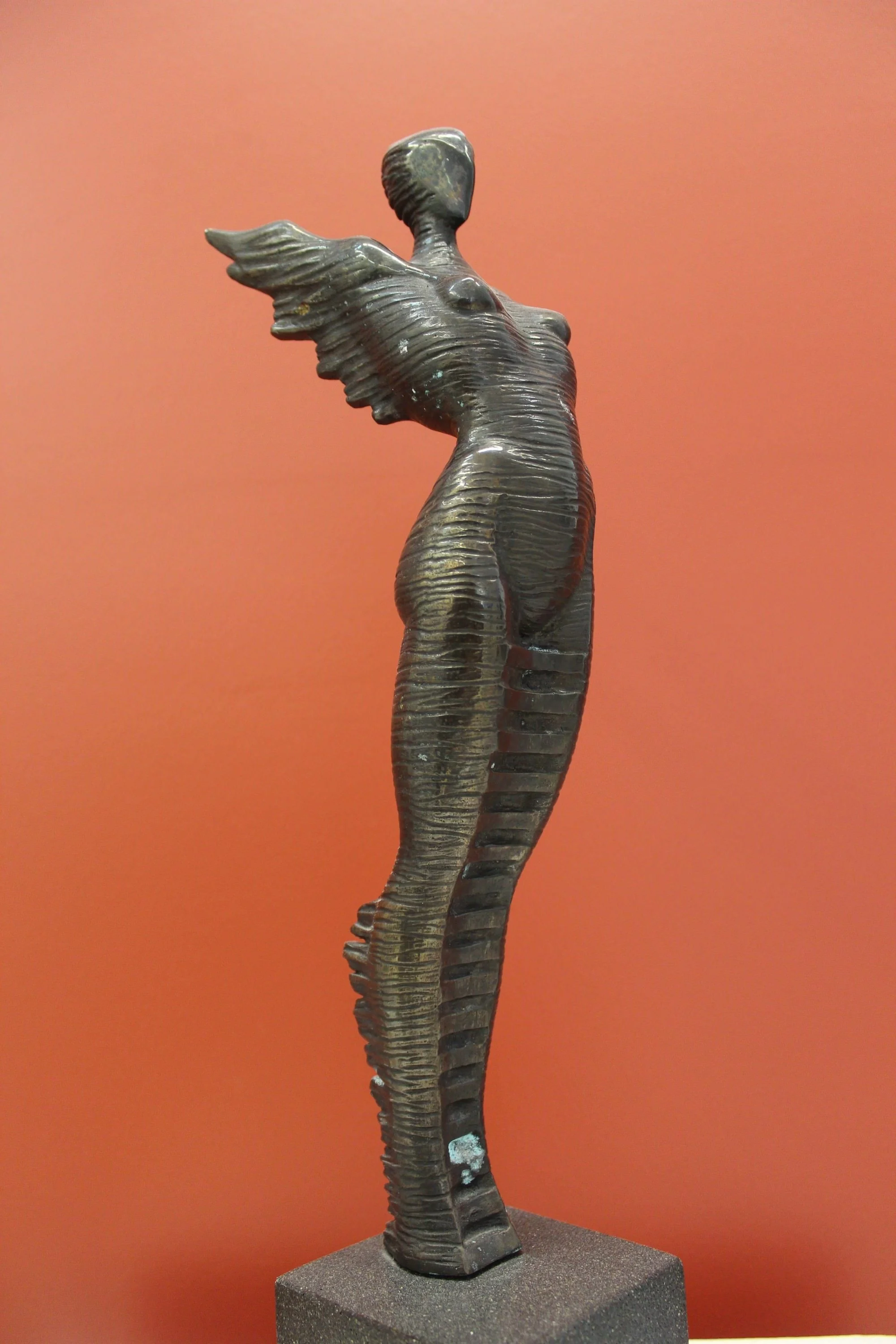 "İsimsiz" eseri UMUT DEVRİM CAN tarafından 2008 yılında 42x13x12 cm ölçülerinde Bronz Heykel tekniği ile yapılmıştır.