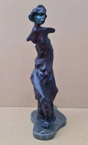 VOLKAN DEMİR — “İsimsiz”, 2024 "İsimsiz" eseri VOLKAN DEMİR tarafından 2024 yılında 46x27x15 cm ölçülerinde Polyester Döküm tekniği ile yapılmıştır.