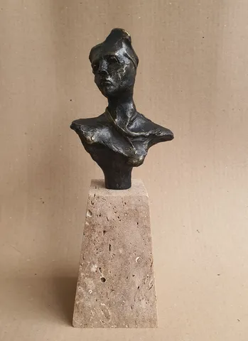 VOLKAN DEMİR — “İsimsiz”, 2025 "İsimsiz" eseri VOLKAN DEMİR tarafından 2025 yılında 34x10x10 cm ölçülerinde Polyester Döküm tekniği ile yapılmıştır.