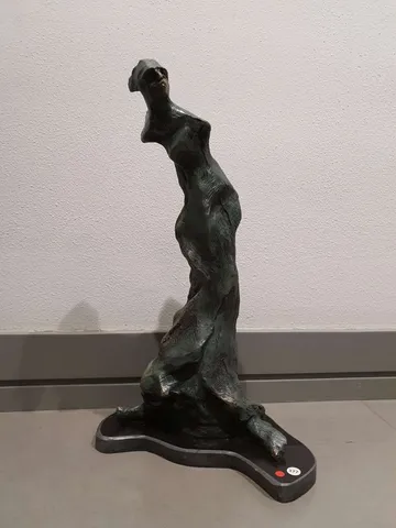 "İsimsiz" eseri VOLKAN DEMİR tarafından 2023 yılında 47x23x15 cm ölçülerinde Polyester Döküm tekniği ile yapılmıştır.