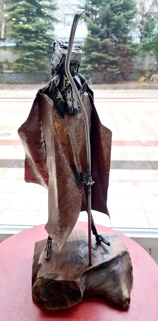yakınlaştır "İsimsiz" eseri ZEYNEL ABİDİN KOŞARCA tarafından 2020 yılında 70x34x34 cm ölçülerinde Metal tekniği ile yapılmıştır.