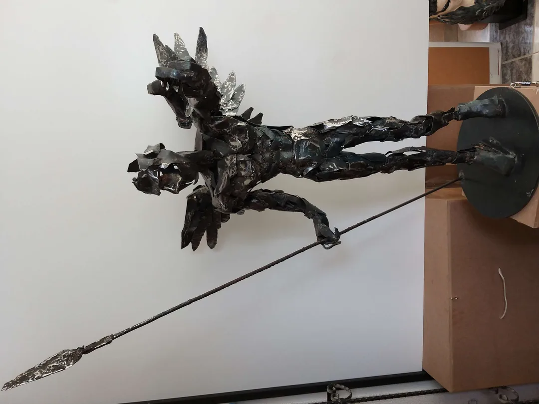 "İsimsiz" eseri ZEYNEL ABİDİN KOŞARCA tarafından 2017 yılında 117x98x73 cm ölçülerinde Hurda metal tekniği ile yapılmıştır.