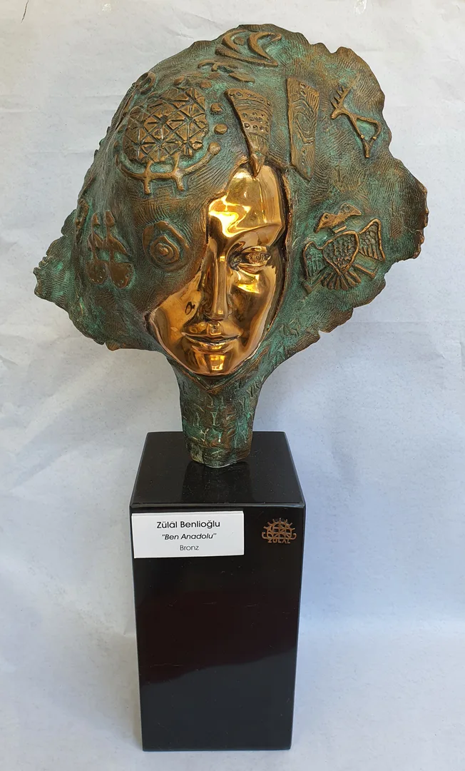 "Ben Anadolu" eseri ZÜLAL BENLİOĞLU tarafından 2025 yılında 63x33x15 cm ölçülerinde Bronz Heykel tekniği ile yapılmıştır.