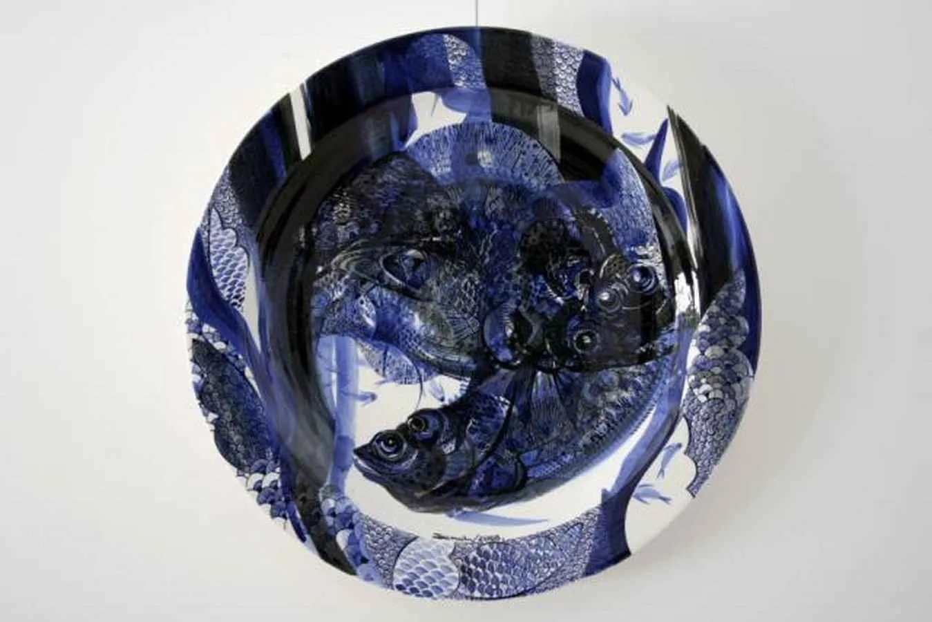 "Duvar Tabağı" eseri SEMİH KAPLAN tarafından 2008 yılında 80x80 cm ölçülerinde Çini tekniği ile yapılmıştır.