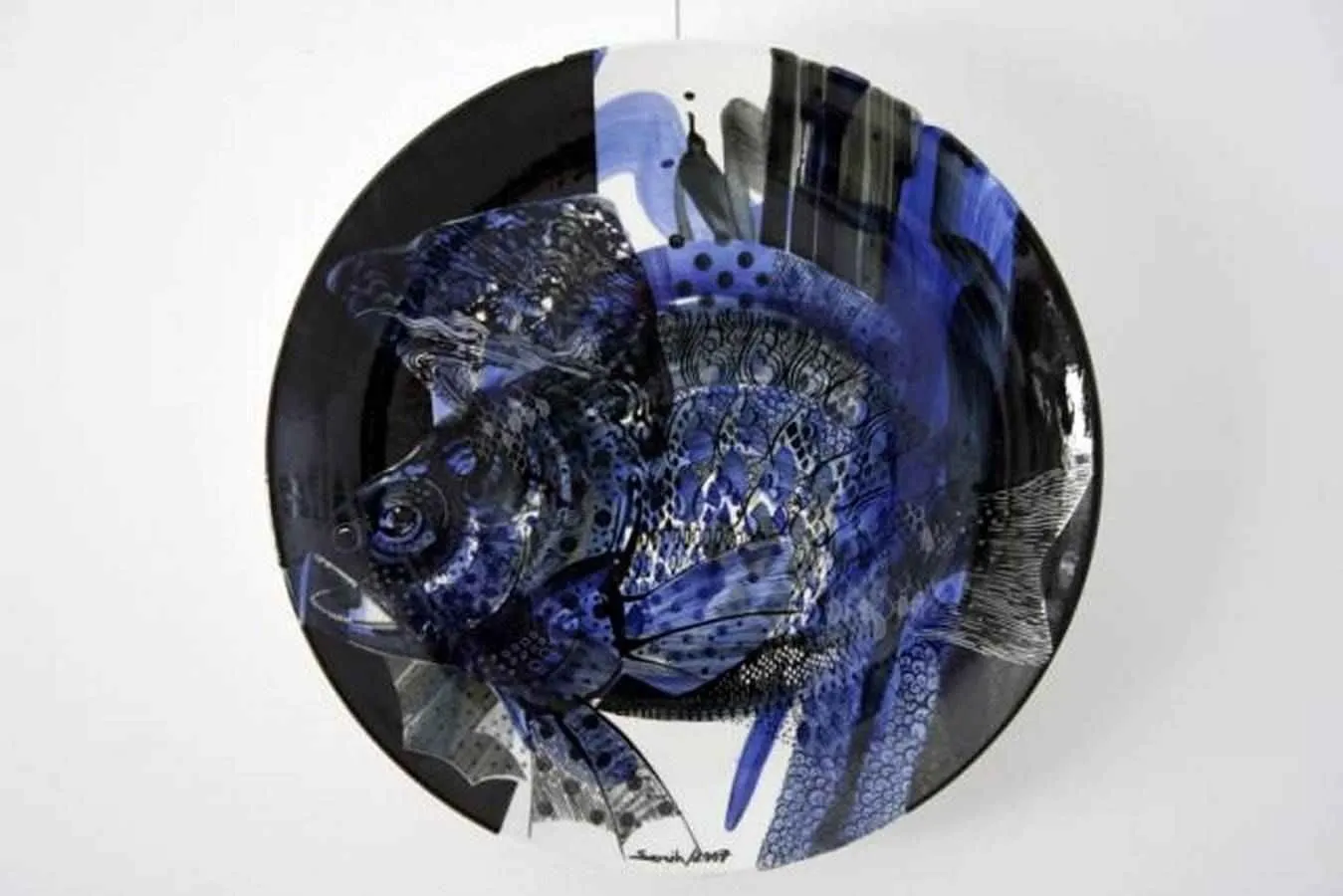 "Duvar Tabağı" eseri SEMİH KAPLAN tarafından 2008 yılında 50x50 cm ölçülerinde Çini tekniği ile yapılmıştır.