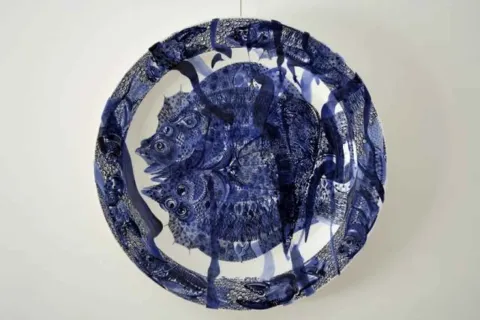 "Duvar Tabağı" eseri SEMİH KAPLAN tarafından 2008 yılında 50x50 cm ölçülerinde Çini tekniği ile yapılmıştır.