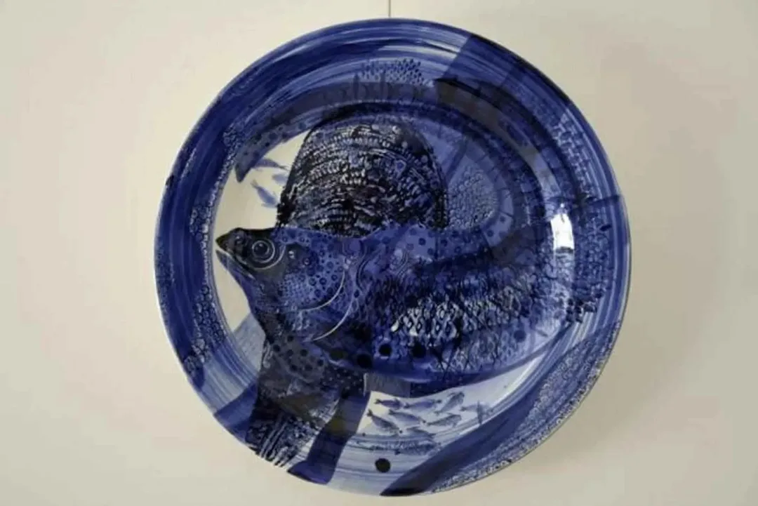 "Duvar Tabağı" eseri SEMİH KAPLAN tarafından 2008 yılında 80x80 cm ölçülerinde Çini tekniği ile yapılmıştır.