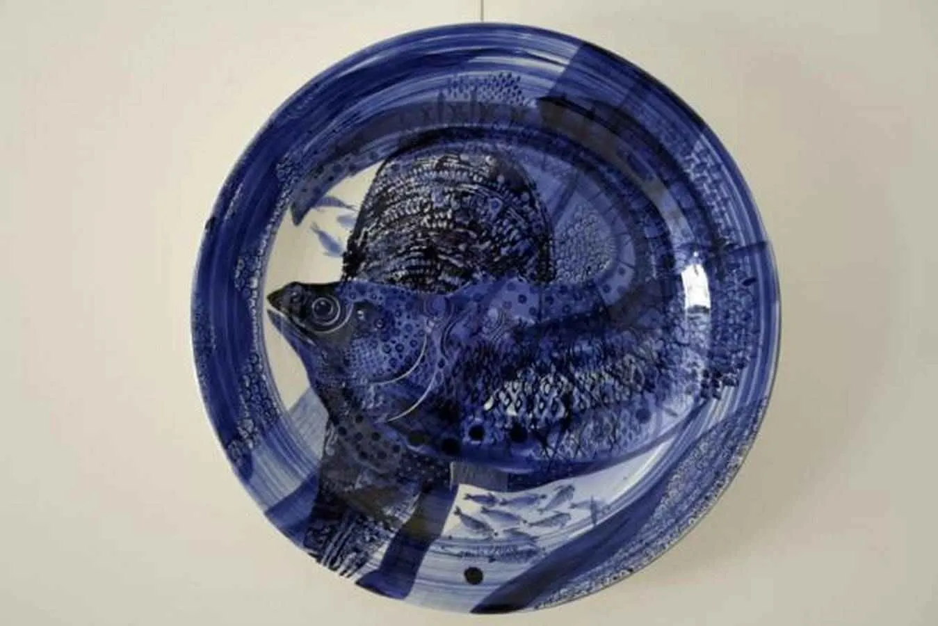 "Duvar Tabağı" eseri SEMİH KAPLAN tarafından 2008 yılında 80x80 cm ölçülerinde Çini tekniği ile yapılmıştır.