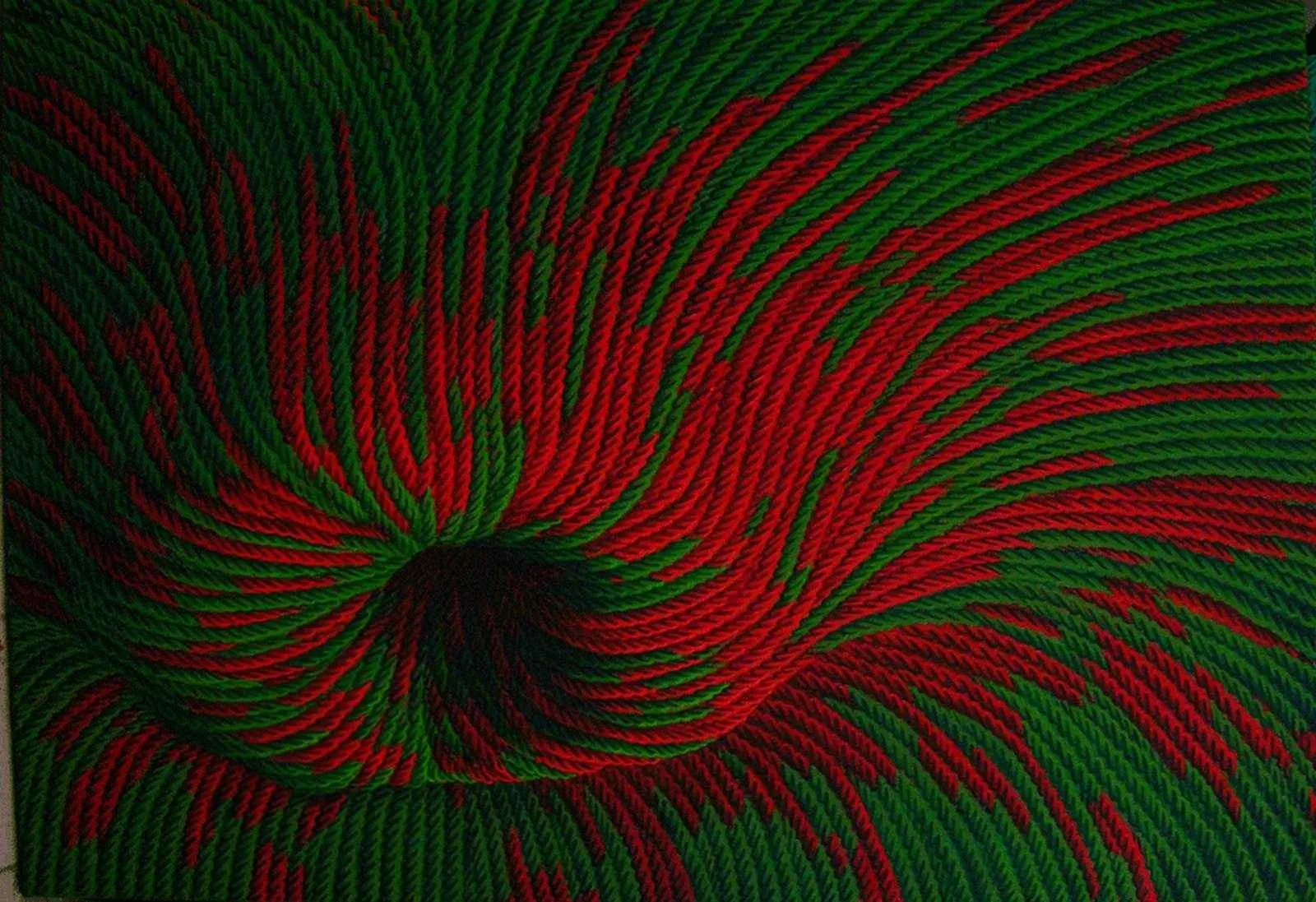 "Görsel Dokunuşlar-VI" eseri AHMET YEŞİL tarafından 2009 yılında 85x105 cm ölçülerinde Tuval üzeri yağlı boya tekniği ile yapılmıştır.