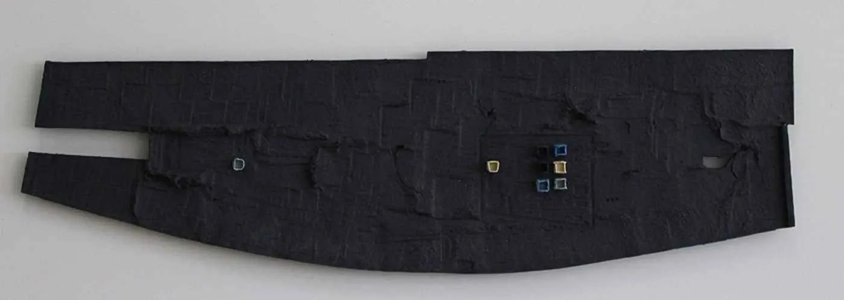 "isimsiz" eseri HASAN ŞAHBAZ tarafından 2011 yılında 19x66 cm ölçülerinde Seramik tekniği ile yapılmıştır.