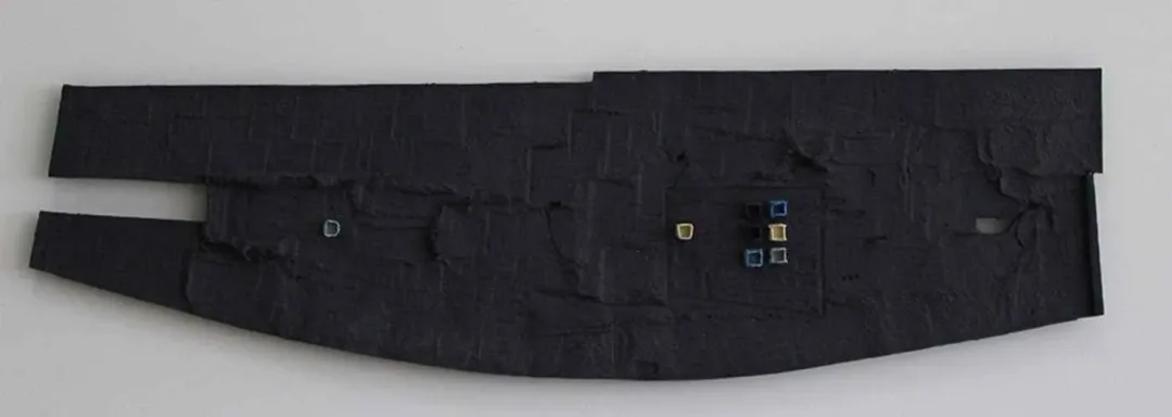 HASAN ŞAHBAZ — “isimsiz”, 2011 "isimsiz" eseri HASAN ŞAHBAZ tarafından 2011 yılında 19x66 cm ölçülerinde Seramik tekniği ile yapılmıştır.