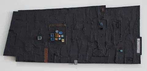 "isimsiz" eseri HASAN ŞAHBAZ tarafından 2011 yılında 28x66 cm ölçülerinde Seramik tekniği ile yapılmıştır.