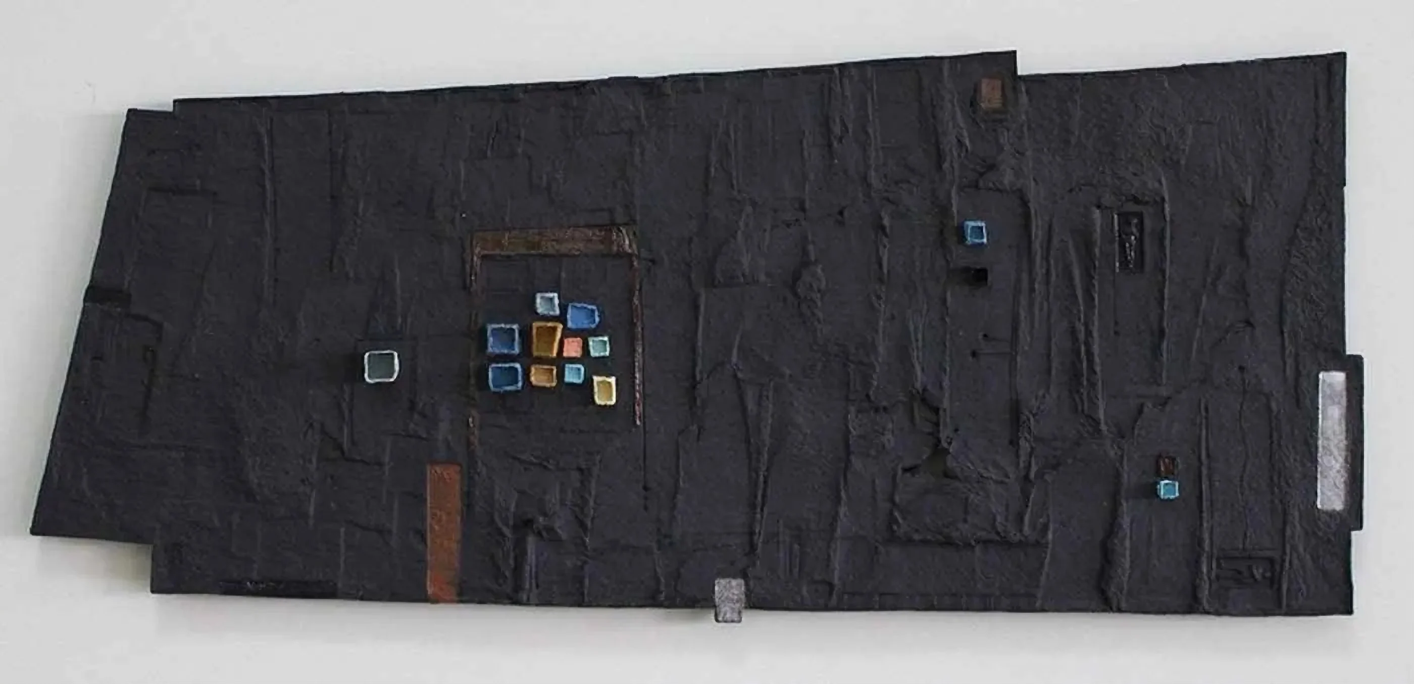 "isimsiz" eseri HASAN ŞAHBAZ tarafından 2011 yılında 28x66 cm ölçülerinde Seramik tekniği ile yapılmıştır.