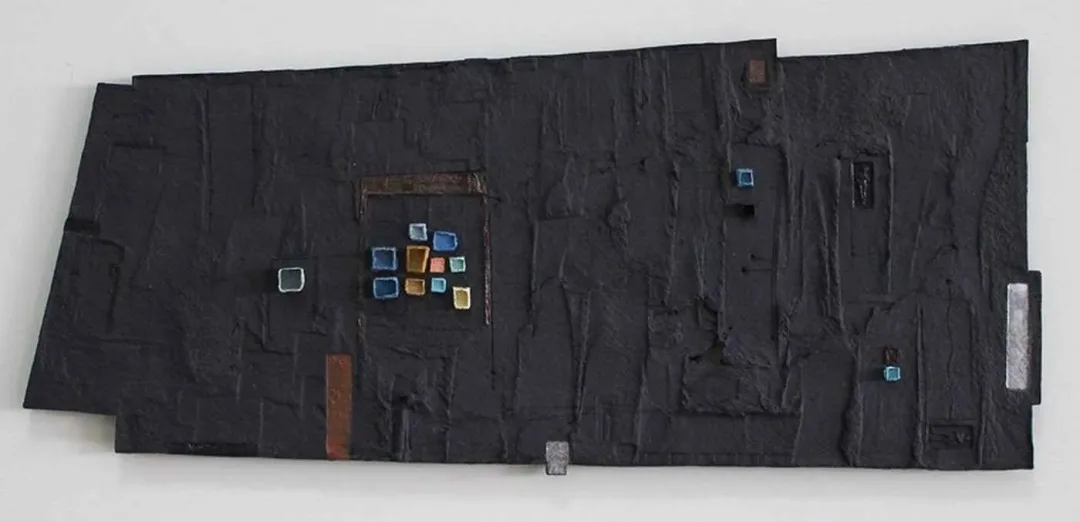 HASAN ŞAHBAZ — “isimsiz”, 2011 "isimsiz" eseri HASAN ŞAHBAZ tarafından 2011 yılında 28x66 cm ölçülerinde Seramik tekniği ile yapılmıştır.