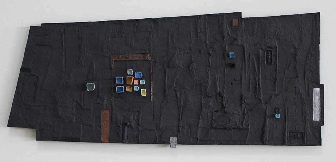 "isimsiz" eseri HASAN ŞAHBAZ tarafından 2011 yılında 28x66 cm ölçülerinde Seramik tekniği ile yapılmıştır.