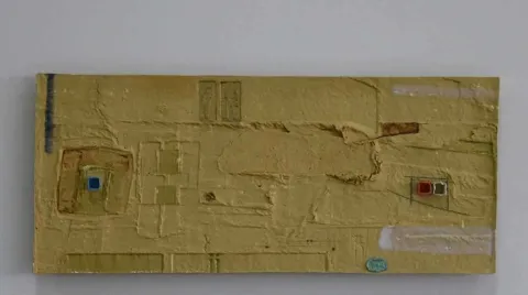 "isimsiz" eseri HASAN ŞAHBAZ tarafından 2011 yılında 15x34 cm ölçülerinde Seramik tekniği ile yapılmıştır.
