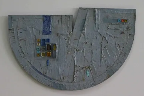 HASAN ŞAHBAZ — “isimsiz”, 2011 "isimsiz" eseri HASAN ŞAHBAZ tarafından 2011 yılında 32x49 cm ölçülerinde Seramik tekniği ile yapılmıştır.