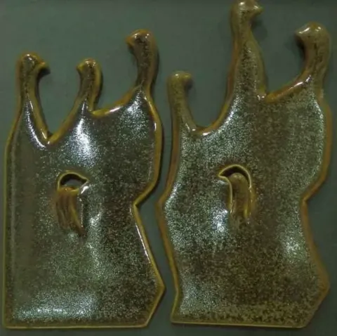 "isimsiz" eseri ENSAR TAÇYILDIZ tarafından 20x20 cm ölçülerinde yapılmıştır.