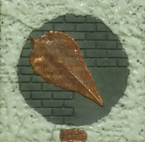 "isimsiz" eseri ERCAN DURAL tarafından 20x20 cm ölçülerinde yapılmıştır.