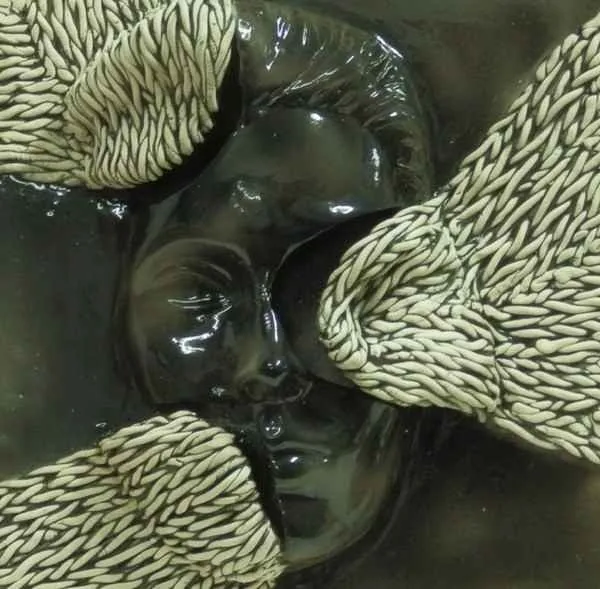 "isimsiz" eseri ÖZGE SAADET YADİGAR tarafından 20x20 cm ölçülerinde yapılmıştır.