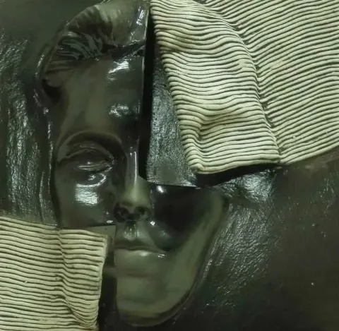 ÖZGE SAADET YADİGAR — “isimsiz” "isimsiz" eseri ÖZGE SAADET YADİGAR tarafından 20x20 cm ölçülerinde yapılmıştır.