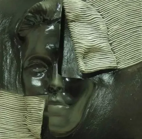 ÖZGE SAADET YADİGAR — “isimsiz” "isimsiz" eseri ÖZGE SAADET YADİGAR tarafından 20x20 cm ölçülerinde yapılmıştır.