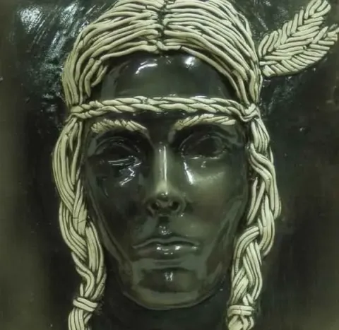 ÖZGE SAADET YADİGAR — “isimsiz” "isimsiz" eseri ÖZGE SAADET YADİGAR tarafından 20x20 cm ölçülerinde yapılmıştır.