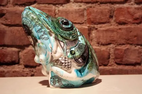 "isimsiz" eseri SEMİH KAPLAN tarafından 2011 yılında 32x24x22 cm ölçülerinde Çini Form tekniği ile yapılmıştır.