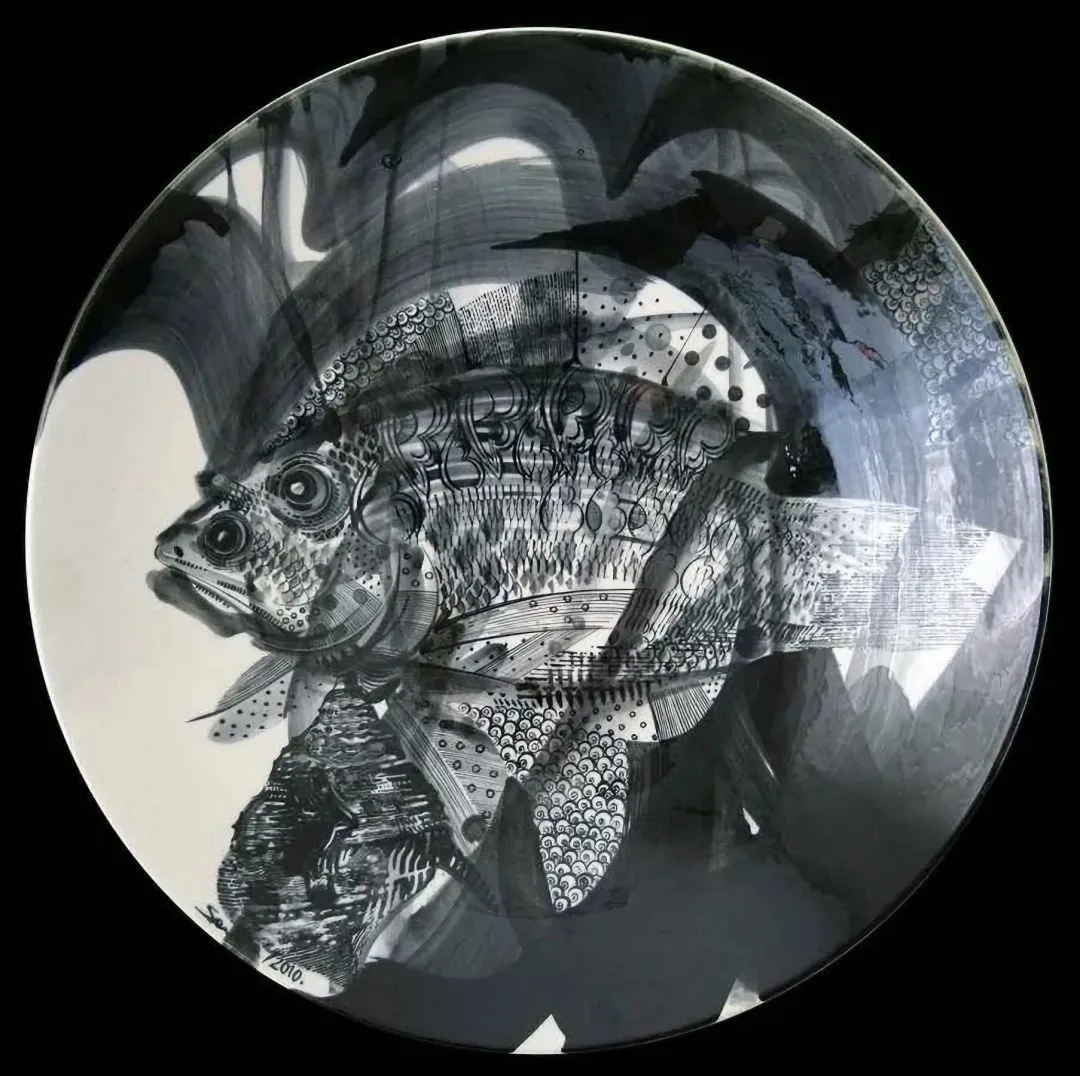 "isimsiz" eseri SEMİH KAPLAN tarafından 2011 yılında 50x50 cm ölçülerinde Çini duvar tabağı tekniği ile yapılmıştır.