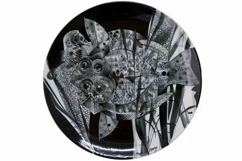 "isimsiz" eseri SEMİH KAPLAN tarafından 2011 yılında 51x51 cm ölçülerinde Çini duvar tabağı tekniği ile yapılmıştır.