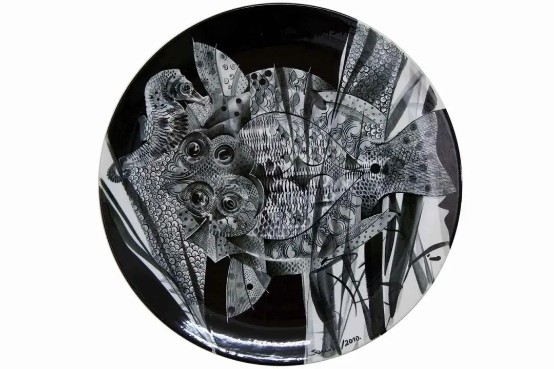 "isimsiz" eseri SEMİH KAPLAN tarafından 2011 yılında 51x51 cm ölçülerinde Çini duvar tabağı tekniği ile yapılmıştır.