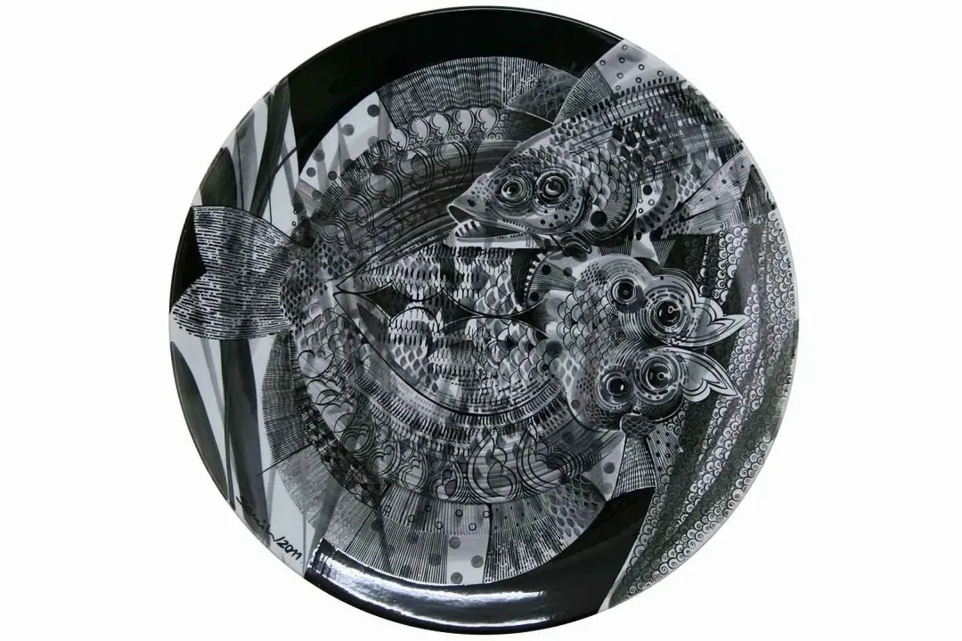 "isimsiz" eseri SEMİH KAPLAN tarafından 2011 yılında 51x51 cm ölçülerinde Çini duvar tabağı tekniği ile yapılmıştır.
