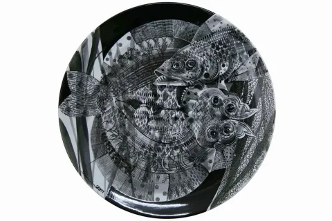 "isimsiz" eseri SEMİH KAPLAN tarafından 2011 yılında 51x51 cm ölçülerinde Çini duvar tabağı tekniği ile yapılmıştır.