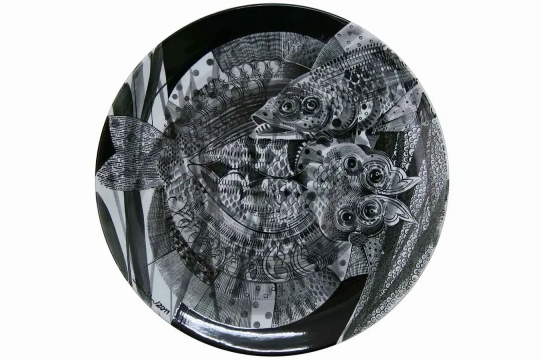 "isimsiz" eseri SEMİH KAPLAN tarafından 2011 yılında 51x51 cm ölçülerinde Çini duvar tabağı tekniği ile yapılmıştır.