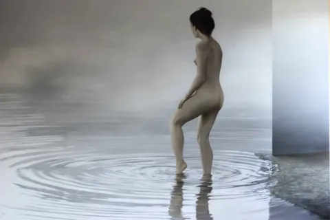 "isimsiz" eseri EVREN OĞUZBALABAN tarafından 2012 yılında 140x200 cm ölçülerinde Tuval üzeri yağlı boya tekniği ile yapılmıştır.