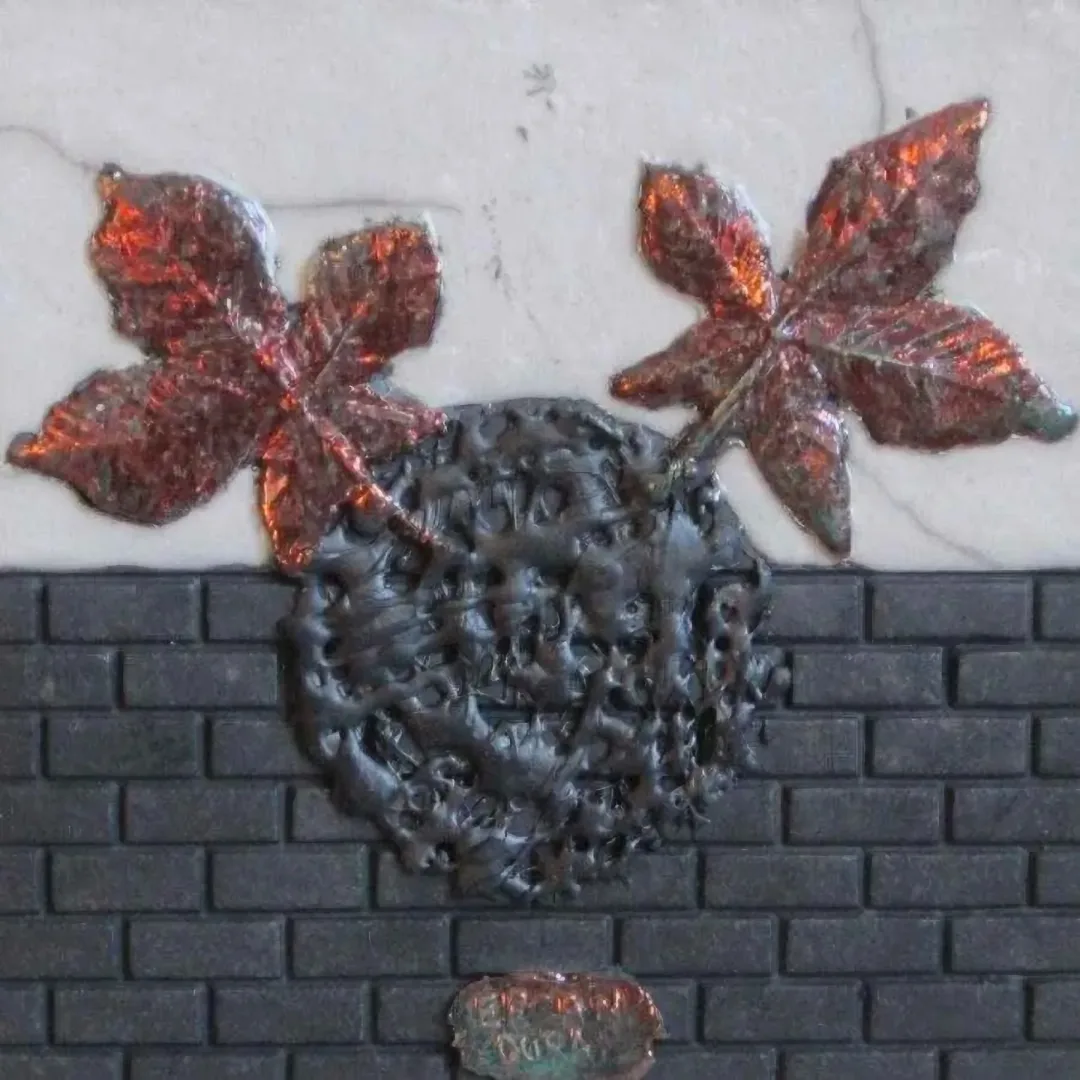 ERCAN DURAL — “isimsiz” "isimsiz" eseri ERCAN DURAL tarafından 20x20 cm ölçülerinde yapılmıştır.