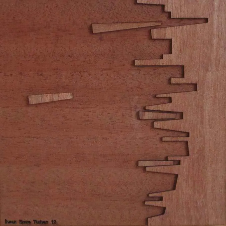"isimsiz" eseri İHSAN EMRE TURHAN tarafından 20x20 cm ölçülerinde yapılmıştır.